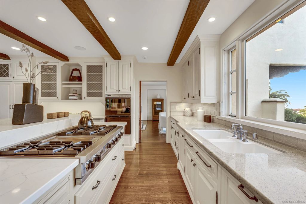 Image 34 of property listing at 1205 Muirlands Dr, La Jolla, CA 92037