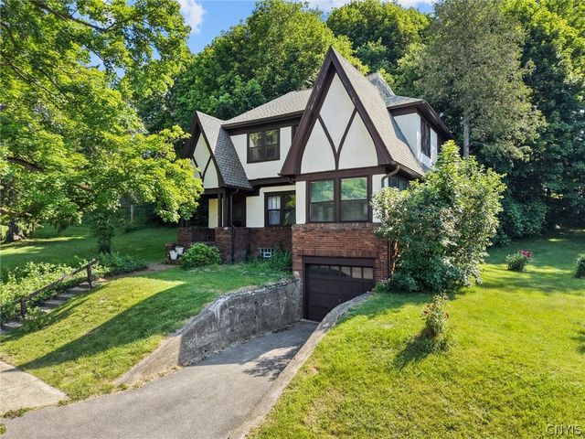 303 Barrington Road 5, Syracuse, NY 13214