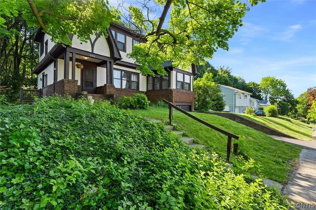 303 Barrington Road 5, Syracuse, NY 13214