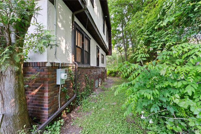303 Barrington Road 5, Syracuse, NY 13214