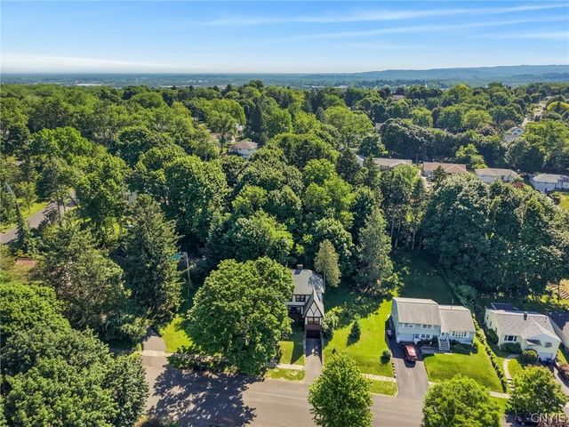 303 Barrington Road 5, Syracuse, NY 13214