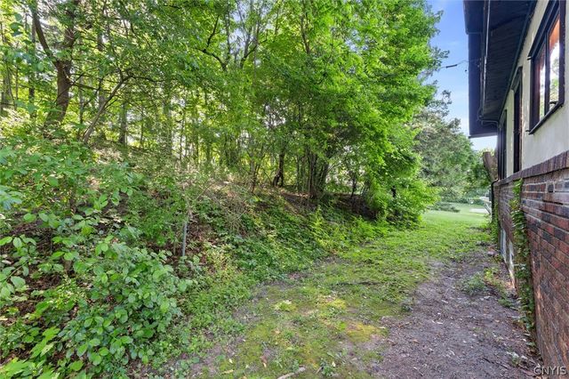 303 Barrington Road 5, Syracuse, NY 13214