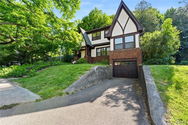 303 Barrington Road 5, Syracuse, NY 13214
