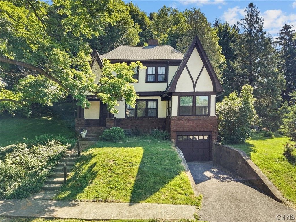 303 Barrington Road 5, Syracuse, NY 13214