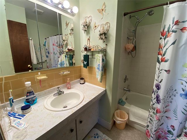 20 Oak Place, Selden, NY 11784
