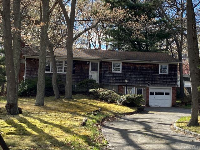 20 Oak Place, Selden, NY 11784