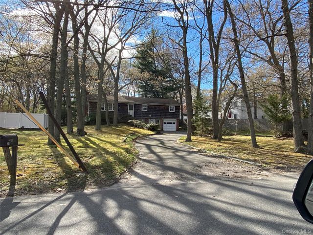 20 Oak Place, Selden, NY 11784