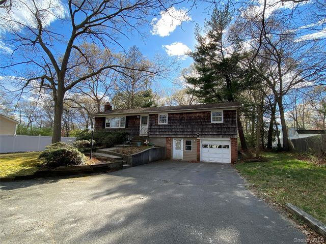 20 Oak Place, Selden, NY 11784