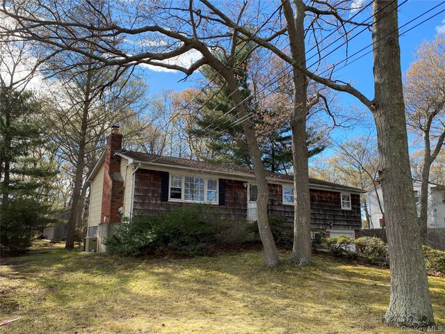 20 Oak Place, Selden, NY 11784