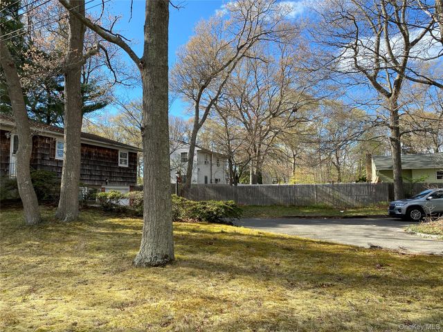 20 Oak Place, Selden, NY 11784