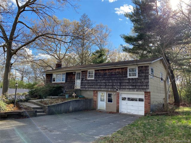 20 Oak Place, Selden, NY 11784