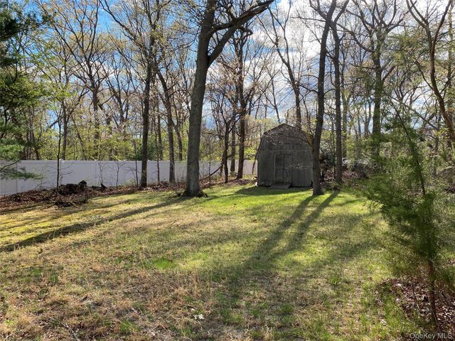 20 Oak Place, Selden, NY 11784