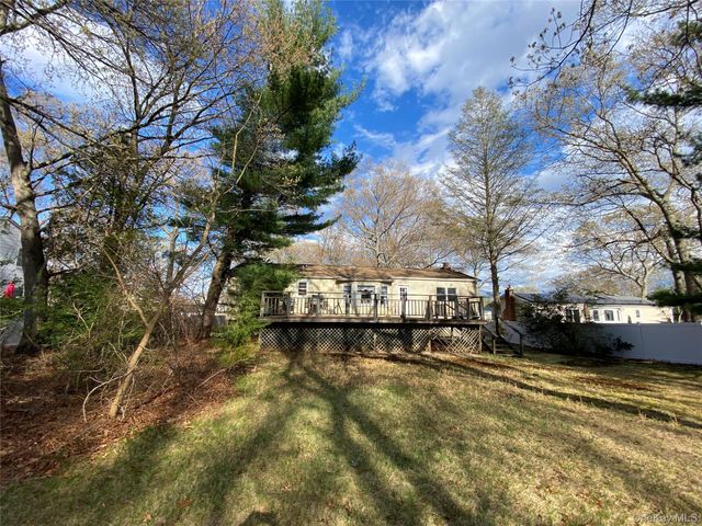 20 Oak Place, Selden, NY 11784