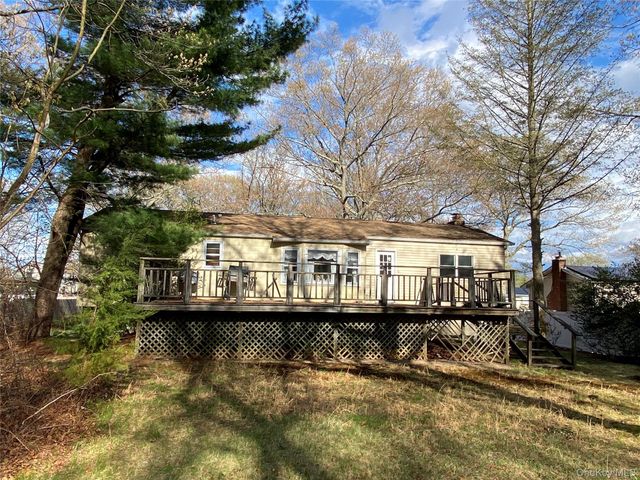 20 Oak Place, Selden, NY 11784