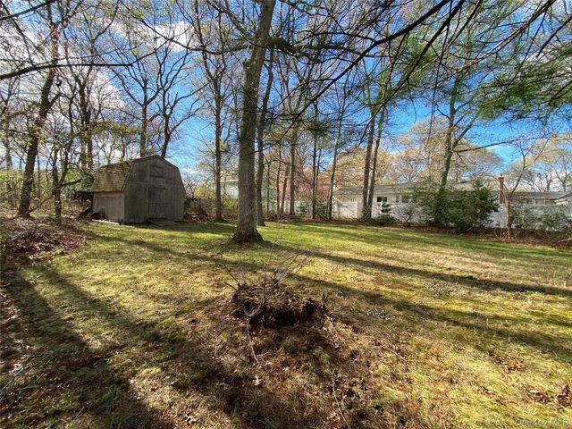 20 Oak Place, Selden, NY 11784