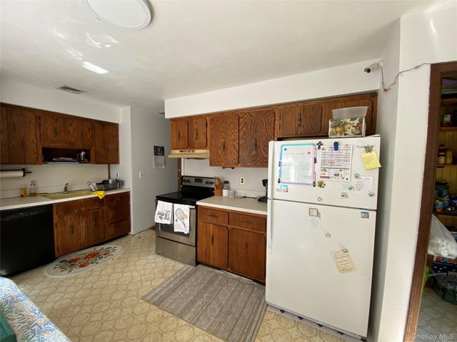 20 Oak Place, Selden, NY 11784