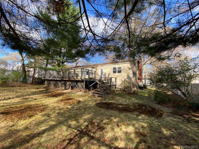 20 Oak Place, Selden, NY 11784