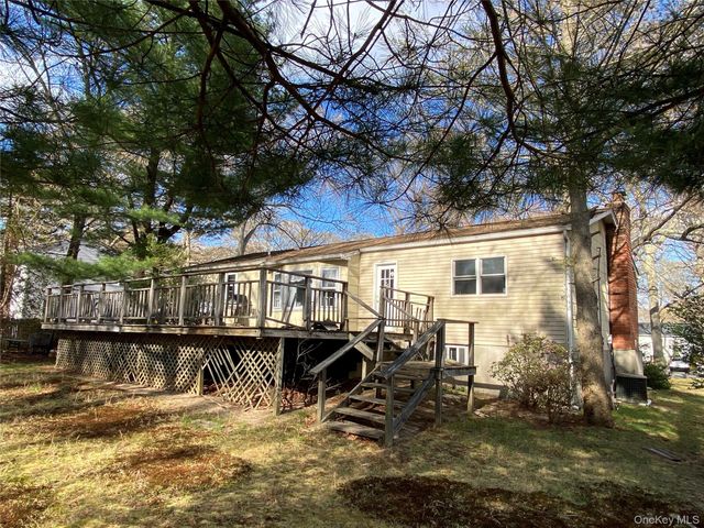 20 Oak Place, Selden, NY 11784