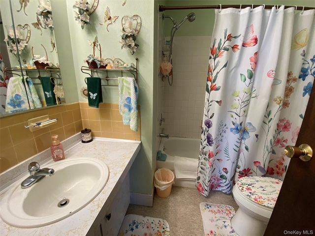 20 Oak Place, Selden, NY 11784