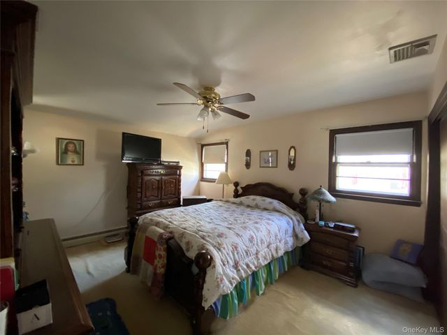 20 Oak Place, Selden, NY 11784
