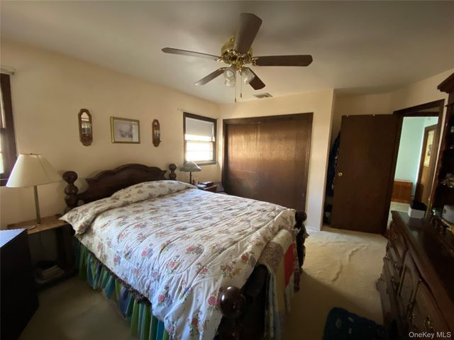 20 Oak Place, Selden, NY 11784