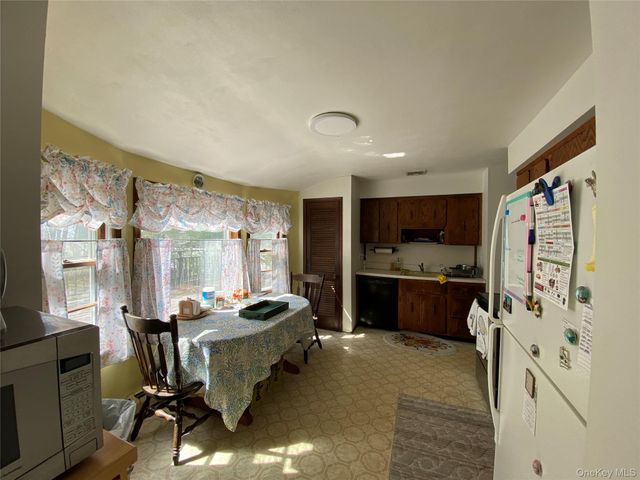 20 Oak Place, Selden, NY 11784