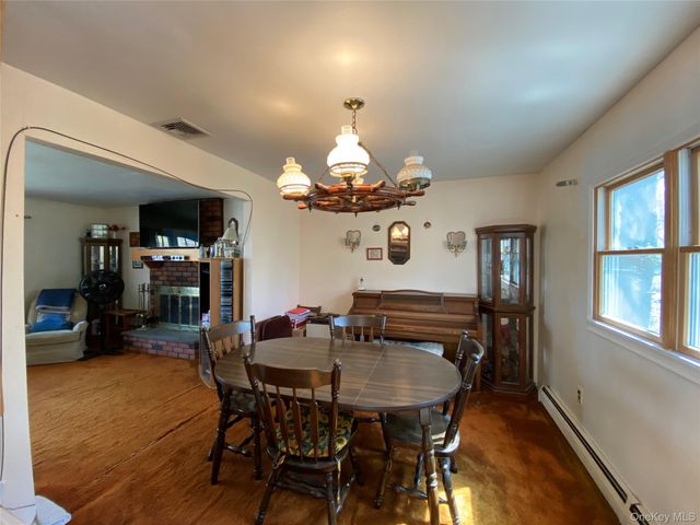 20 Oak Place, Selden, NY 11784