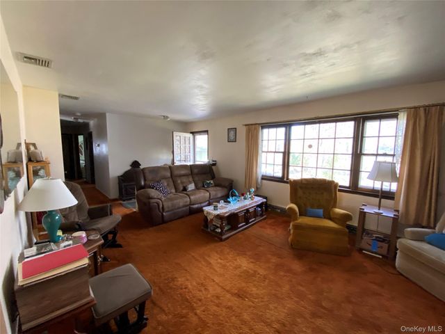 20 Oak Place, Selden, NY 11784