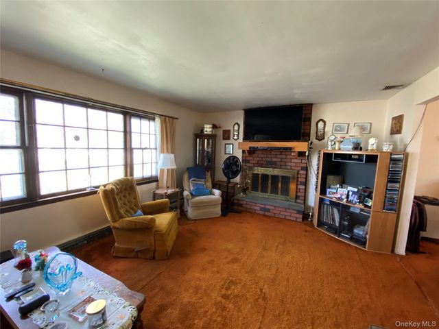 20 Oak Place, Selden, NY 11784
