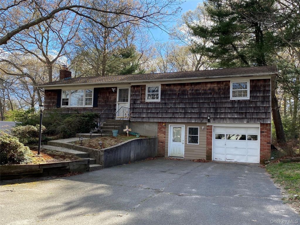 20 Oak Place, Selden, NY 11784