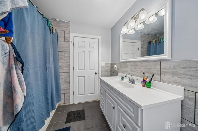 44 state Street, East Orange, NJ 07017