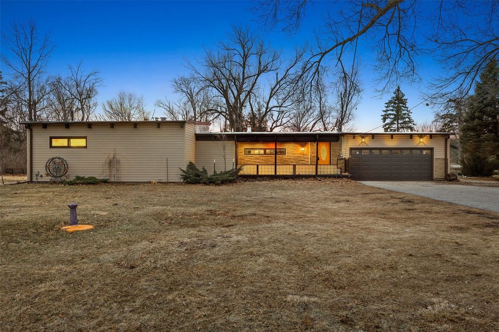 1945 30th St Dr SE, Cedar Rapids, IA 52403