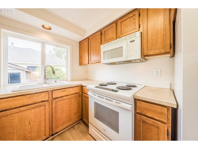 65 SIJOTA St, Gleneden Beach, OR 97388