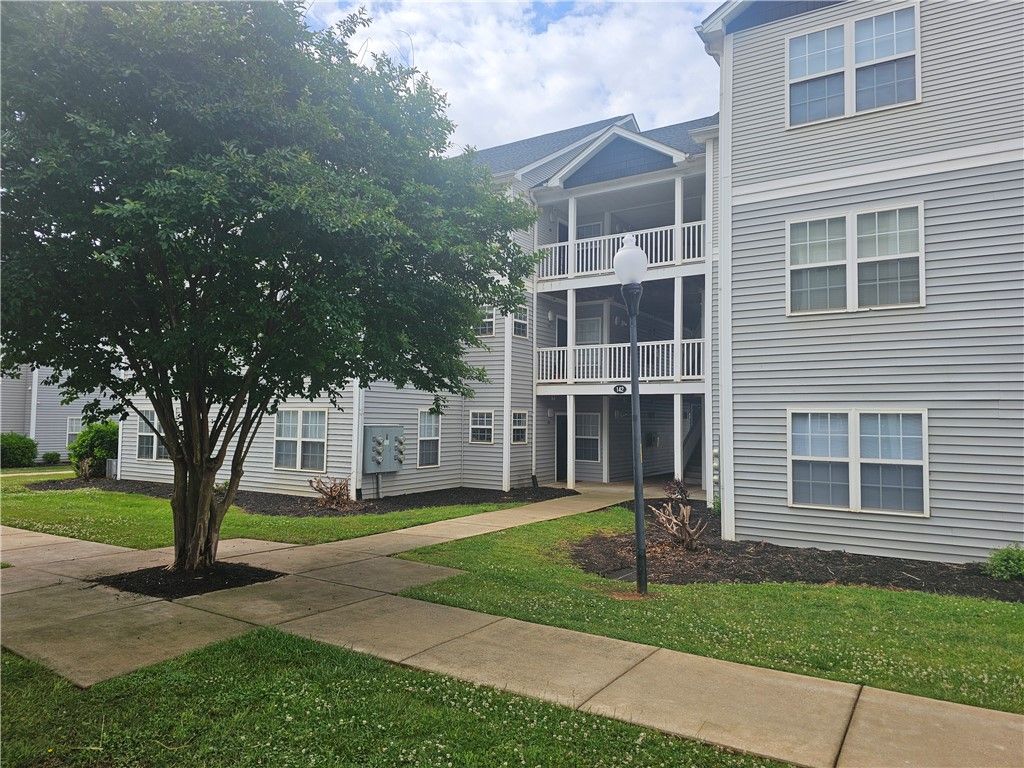 142 University Village Drive L, Central, SC 29630