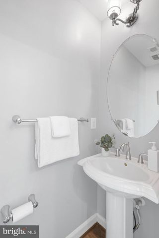 1132 S GLEBE RD, Arlington, VA 22204