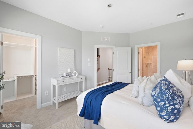 1132 S GLEBE RD, Arlington, VA 22204