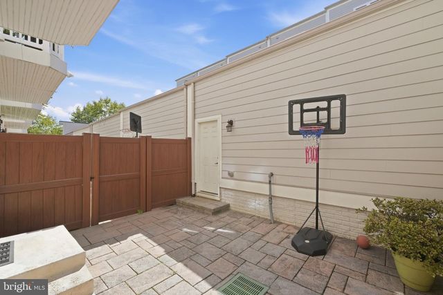 1132 S GLEBE RD, Arlington, VA 22204