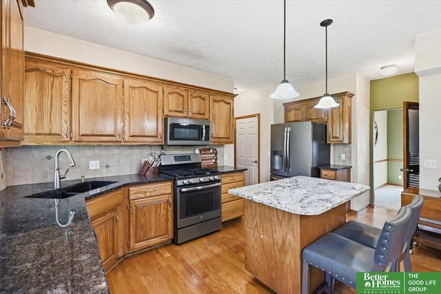 212 Castle Pine Drive, Papillion, NE 68133