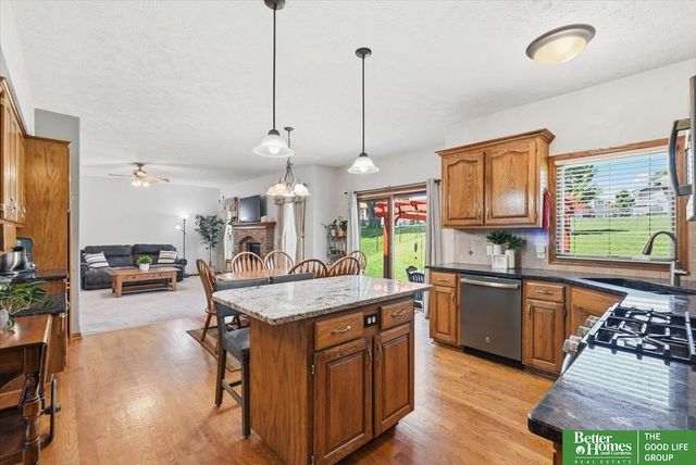 212 Castle Pine Drive, Papillion, NE 68133