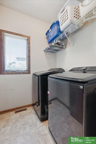 212 Castle Pine Drive, Papillion, NE 68133