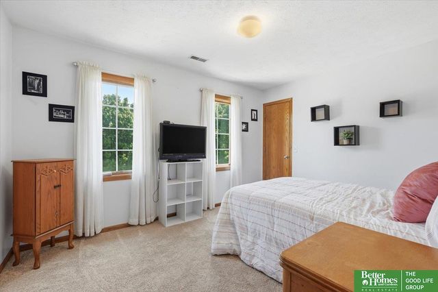 212 Castle Pine Drive, Papillion, NE 68133