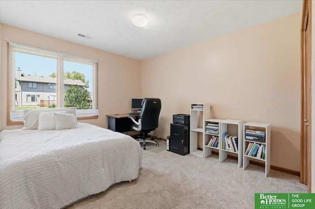 212 Castle Pine Drive, Papillion, NE 68133