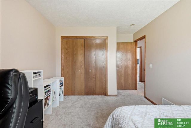 212 Castle Pine Drive, Papillion, NE 68133