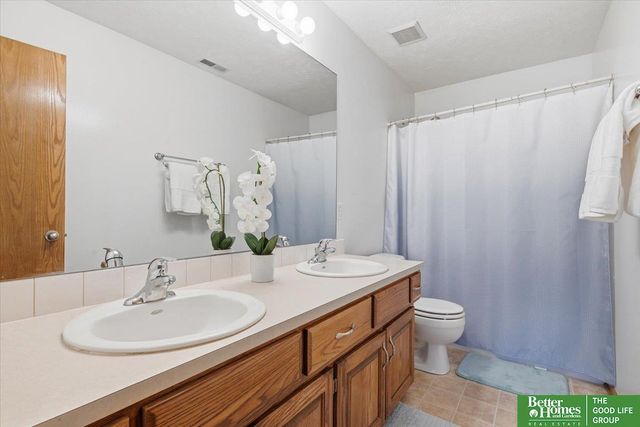 212 Castle Pine Drive, Papillion, NE 68133