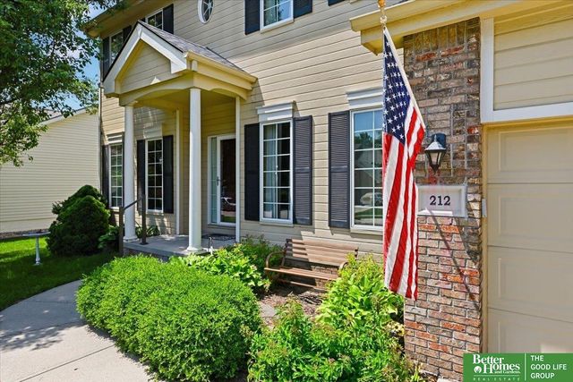 212 Castle Pine Drive, Papillion, NE 68133