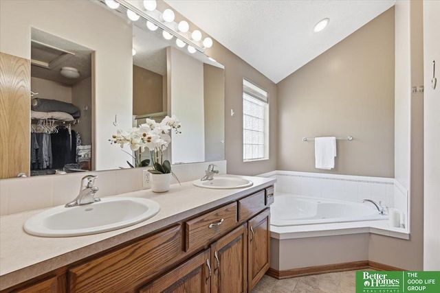 212 Castle Pine Drive, Papillion, NE 68133