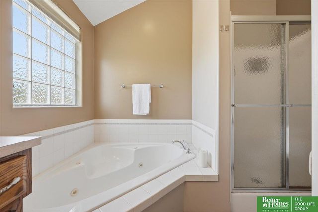 212 Castle Pine Drive, Papillion, NE 68133