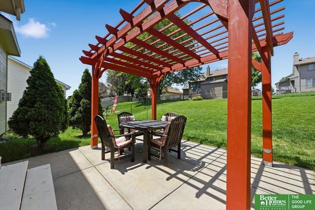 212 Castle Pine Drive, Papillion, NE 68133