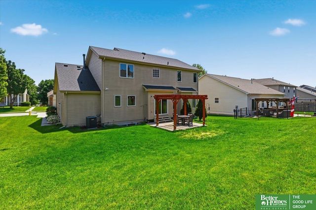 212 Castle Pine Drive, Papillion, NE 68133