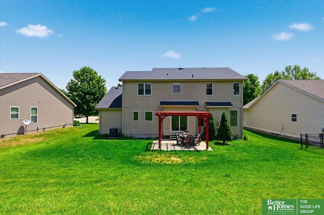 212 Castle Pine Drive, Papillion, NE 68133